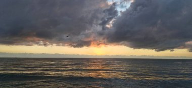 Denizin üzerinde güzel bir gün batımı