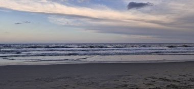 Deniz kıyısının güzel manzarası