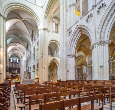 Erkek Manastırı 'nın güzel iç manzarası Caen, Normandiya, Fransa' daki Saint Etienne Kilisesi. Çarpıcı mimari ve tarihsel önemi.