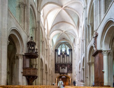 Tarihi Erkek Manastırı 'nın güzel iç mimarisi Caen, Normandiya, Fransa' daki Saint Etienne Kilisesi. Mimari harikalar ve kültürel miras..