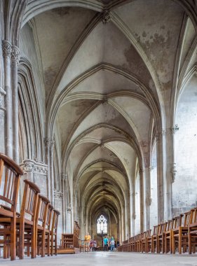 Fransa, Normandiya, Caen 'deki Eglise Saint Pierre' in görkemli iç manzarası. İnsanlar tarihi Gotik mimaride yürüyorlar..
