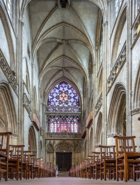 Eglise Saint Pierre 'in iç manzarasında Gotik mimari sergileniyor. Caen, Normandiya, Fransa' da ahşap sandalyeler ve çarpıcı vitraylar var..