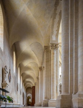 Caen, Normandiya 'daki Abbaye aux Dames' in muhteşem mimari çekimi. Güzel tavan ve vitraylı pencerelerini gösteriyor..