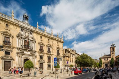 Güneşli bir günde, güzel binalar ve açık mavi gökyüzü ile İspanya 'nın Granada kentindeki Calle Reyes Catlicos' ta gezinen insanları görmek.