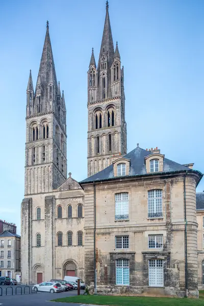 Caen 'deki tarihi Erkek Manastırı Gotik kuleleri, dingin gökyüzüne karşı sergiliyor..