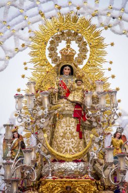 La Virgen del Rosario, 18. yüzyıldan kalma bir heykel, Carrion de los Cespedes, Sevilla, İspanya 'da bir geçit töreninde. İmaj zengin dini gelenekleri ve kültürel mirası tasvir ediyor..