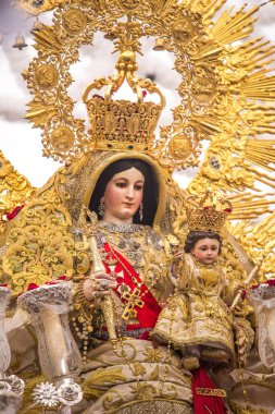 La Virgen del Rosario, 18. yüzyıldan kalma bir heykel, Carrion de los Cespedes, Sevilla, İspanya 'da bir geçit töreninde. İmaj zengin dini gelenekleri ve kültürel mirası tasvir ediyor..