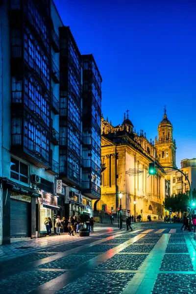 Bernabe Soriano Caddesi, Jaen, İspanya, Rönesans Katedrali arka planda..