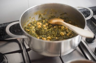 İspanya, Seville 'de bir mutfakta bir tencere ıspanak ve nohut güveci kaynıyor..