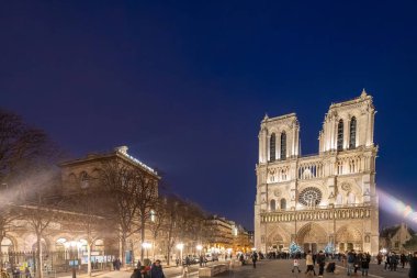 Paris 'te Noel boyunca Notre Dame Katedrali önünde kalabalık.