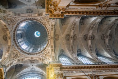 Paris 'teki St. Paul ve St. Louis Kilisesi' nin iç mimarisi ve sanat eserleri sergilenmektedir.