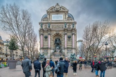 Turistler akşam boyunca Paris 'teki ikonik Aziz Michel Çeşmesi' nin etrafında toplandılar..