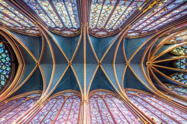Kubbeli tavan ve Saint Chapelle 'in vitraylı pencereleri, Paris renkli ışıkla yıkandı..