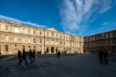 Ziyaretçiler açık bir günde Louvre 'un kuzey kanadında geziniyorlar..
