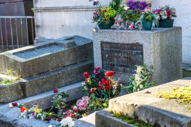 Jim Morrison 'ın son dinlenme yeri renkli çiçeklerle süslenmiş..