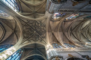 Saint Merri, Paris 'ten mozaik camlı bir tavan mimarisi..