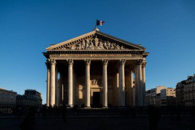 Batan güneş, Paris 'teki Pantheon büyük neoklasik cephesine gölge düşürüyor..