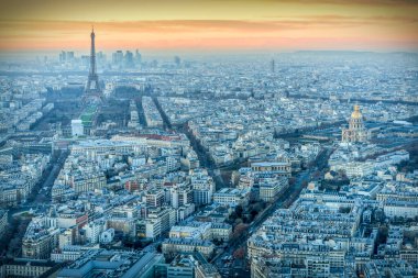 Montparnasse Kulesi 'nden Paris şehri, Eyfel Kulesi (solda) ve Les Invalides Kilisesi (sağda), Fransa