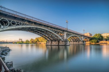 Triana Köprüsü, Sevilla, İspanya. Uzun pozlu çekim.