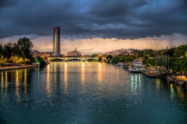 San Telmo köprüsünden Guadalquivir nehri, Seville, İspanya