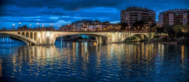 San Telmo Köprüsü (1925-1931), Jose Eugenio Ribera tarafından tasarlanmıştır. Sevilla, İspanya