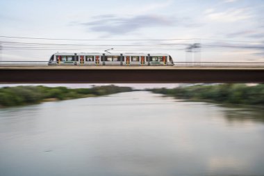 Torre Triana, Saenz de Oisa tarafından tasarlandı, Torre Sevilla tarafından tasarlandı, Cesar Pelli tarafından tasarlandı, arka planda, Seville, İspanya.