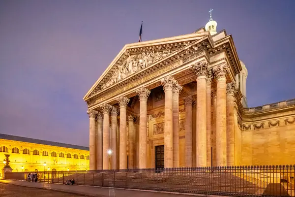 Pantheon neoklasik cephesi alacakaranlıkta aydınlanıyor..