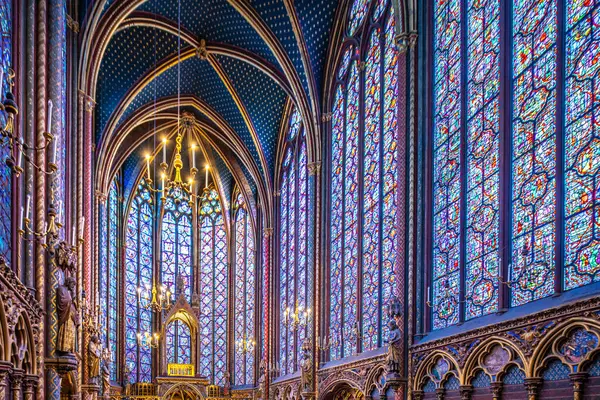 Kubbeli tavan ve Saint Chapelle 'in vitraylı pencereleri, Paris renkli ışıkla yıkandı..