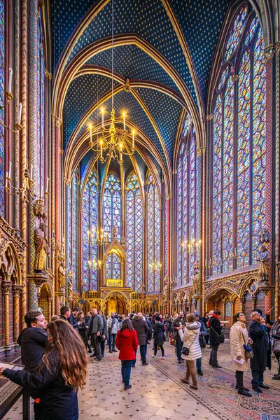 Turistler Sainte Chapelle 'deki göz kamaştırıcı vitrinlere hayran..