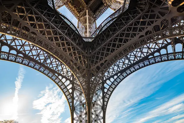 Eyfel Kulesi, Paris 'teki mavi gökyüzüne karşı dimdik ayakta duruyor..