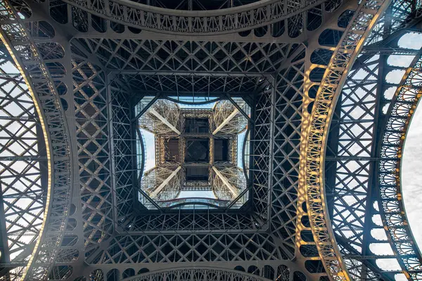 Eyfel Kulesi, Paris 'teki mavi gökyüzüne karşı dimdik ayakta duruyor..