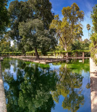 Mimar Ramon Balbuena y Huertas tarafından 1916 yılında tasarlanan modernist bina Seville, İspanya 'da yer almaktadır. Karmaşık görünüşü ve tarihsel önemi dikkat çekicidir..