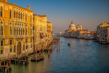 Mimar Ramon Balbuena y Huertas tarafından 1916 yılında tasarlanan modernist bina Seville, İspanya 'da yer almaktadır. Karmaşık görünüşü ve tarihsel önemi dikkat çekicidir..