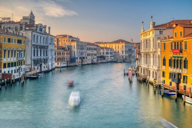Ponte dell 'Accademia, Venedik, İtalya' dan batıya doğru Büyük Kanal manzarası