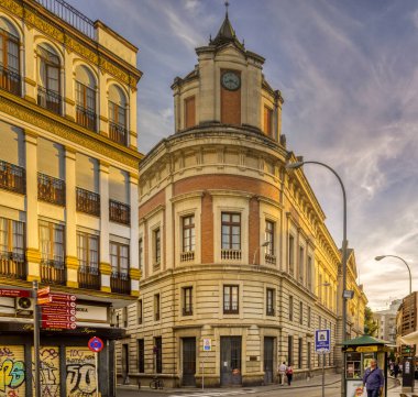 Mimar Ramon Balbuena y Huertas tarafından 1916 yılında tasarlanan modernist bina Seville, İspanya 'da yer almaktadır. Karmaşık görünüşü ve tarihsel önemi dikkat çekicidir..