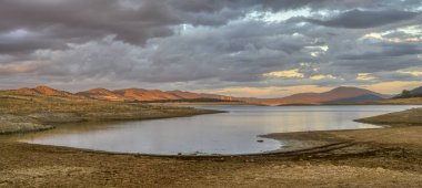 Puente Nuevo rezervuarı, Guadiato nehri, Cordoba, İspanya. Yüksek çözünürlüklü panorama.