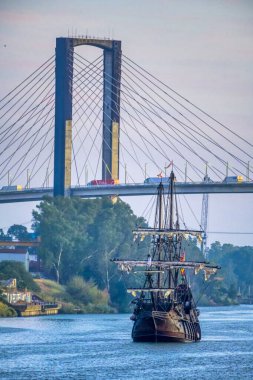 Nao Victoria 'nın kopyası Guadalquivir nehrinde, Centenario köprüsünün yanında, Seville, İspanya, 2019, ilk turdan beş yüzyıl sonra.