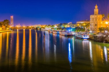 Guadalquivir Nehri ve Altın Kule (12. yüzyıl) gece, Sevilla, İspanya