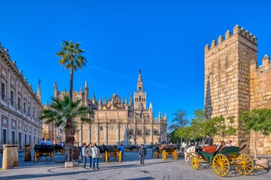 Archivo de Indias (solda), Katedral ve Giralda Kulesi (ortada) ve Alcazar (sağda), Seville, İspanya.