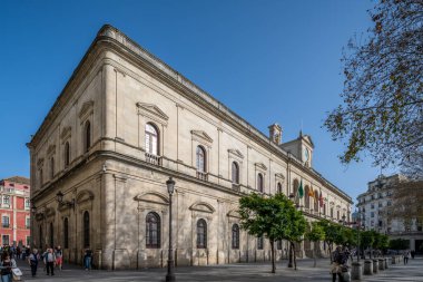 Tarihi Ayuntamiento de Sevilla 'nın dış görünüşü, gün ışığında yıkandı. İspanya, Sevilla 'da güzel bir mimari sergileniyor..