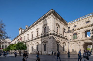 Tarihi Ayuntamiento de Sevilla 'nın dış görünüşü, gün ışığında yıkandı. İspanya, Sevilla 'da güzel bir mimari sergileniyor..