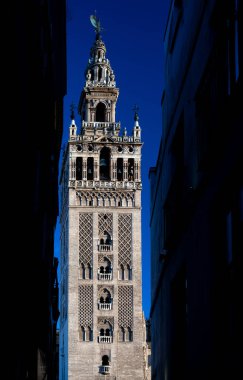 İspanya, Seville 'in göbeğindeki Placentines Caddesi' ndeki tarihi La Giralda kulesinin çarpıcı kuzey manzarası. Gotik ve Rönesans mimarisinin güzel bir örneği.