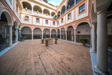 Patio del Aljibe 'nin muhteşem mimari avlusu Museo de Bellas Artes, Sevilla, İspanya' da İspanyol tarihi tasarım ve sanatını sergiliyor..