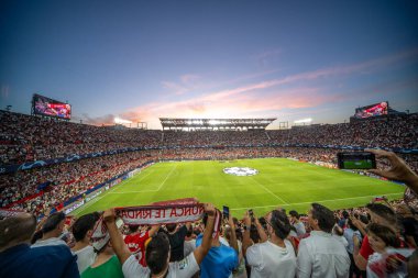 Taraftarlar Şampiyonlar Ligi maçında Sevilla FC 'nin kendi sahasında başlama vuruşunu bekliyorlar.