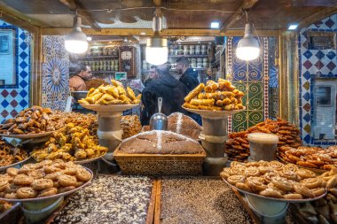 Fez Medina 'da çeşitli tatlı ve ikramlar sergileniyor..