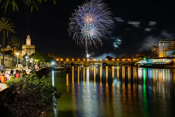 Guadalquivir nehrinin kenarında havai fişek gösterisi, 2019 Nisan Fuarı, Seville, İspanya.