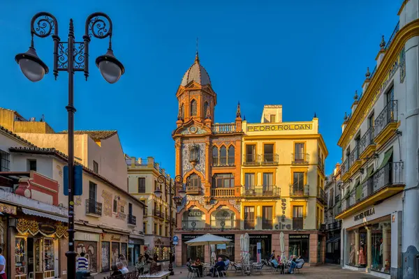Mimar Ramon Balbuena y Huertas tarafından 1916 yılında tasarlanan modernist bina Seville, İspanya 'da yer almaktadır. Karmaşık görünüşü ve tarihsel önemi dikkat çekicidir..