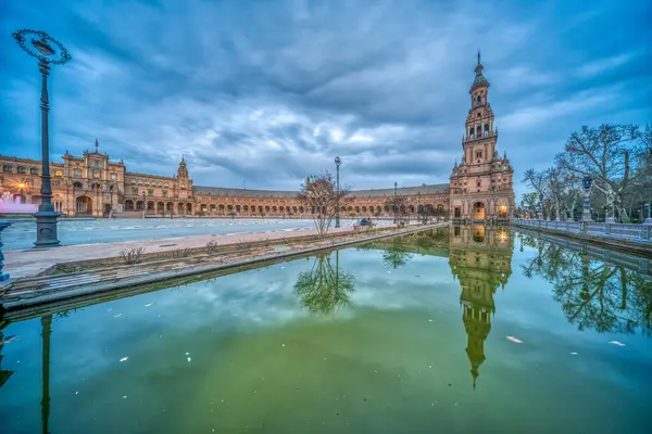 Mimar Ramon Balbuena y Huertas tarafından 1916 yılında tasarlanan modernist bina Seville, İspanya 'da yer almaktadır. Karmaşık görünüşü ve tarihsel önemi dikkat çekicidir..