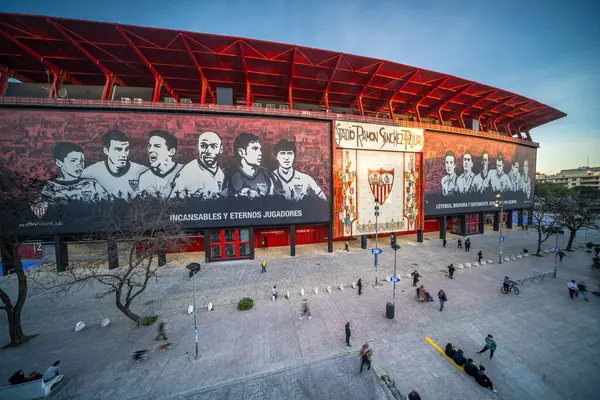 Sevilla FC 'nin sembolik Ramon Sanchez-Pizjuan Stadyumu' nda insanlar dolaşıyor. Nervion, Seville, İspanya 'da..