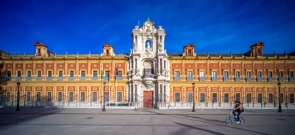 Palacio de San Telmo (18. yüzyıl), İspanya 'nın Sevilla şehrinde, Endülüs hükümetinin merkezi..